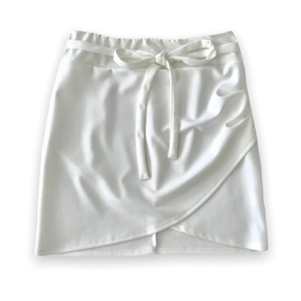 ✧ White mini skirt